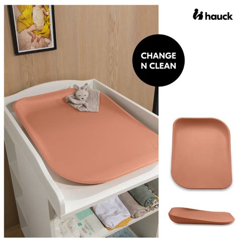 Sauskelnių keitimas ant vystymo stalo