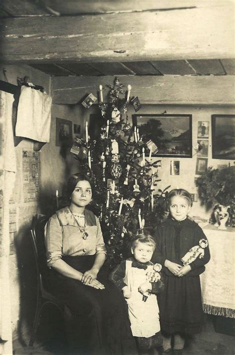 Senovinė lietuvių šeima prie lopšio