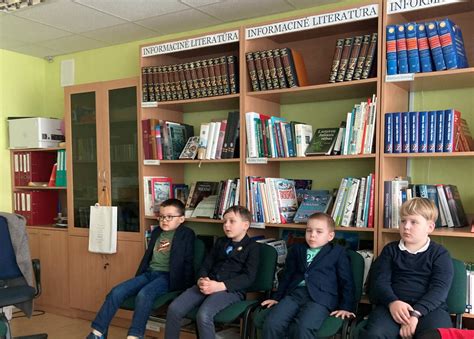 Pirmokai tyrinėja knygas gimnazijos bibliotekoje