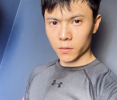 Zhenwei Wang portretas su kovos menų apranga