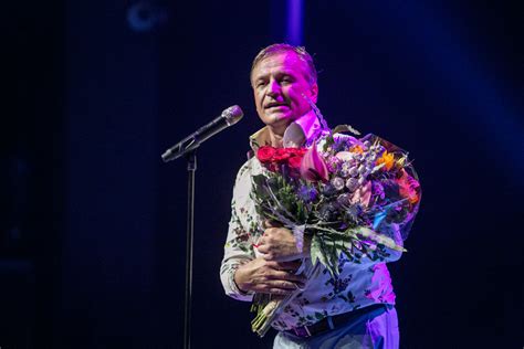 Žilvinas Žvagulis atliekantis dainą scenoje
