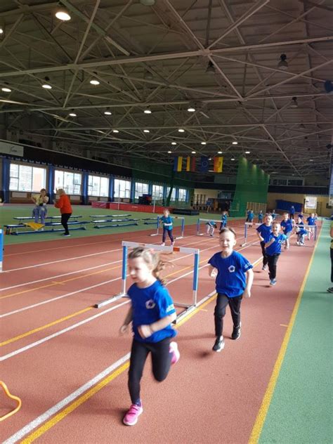 Vaikai, atliekantys lengvosios atletikos pratimus