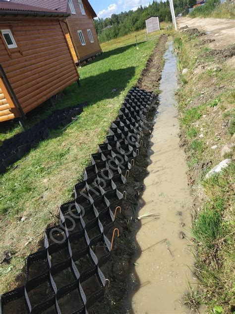 Дренажные канавы в огороде для отвода излишков воды после сильного дождя