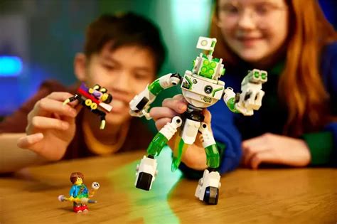 Vaikai dirba su Lego konstruktoriais