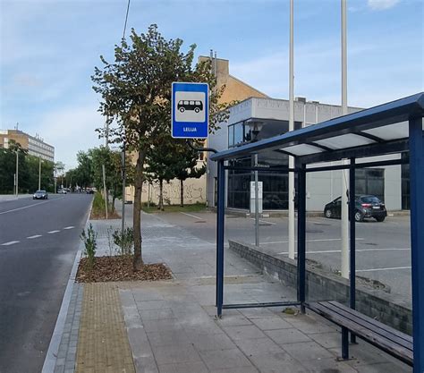 viešojo transporto stotelė mieste