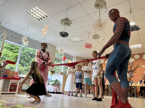 Vaikų išleistuvių šventė darželyje su tėvais ir pedagogais