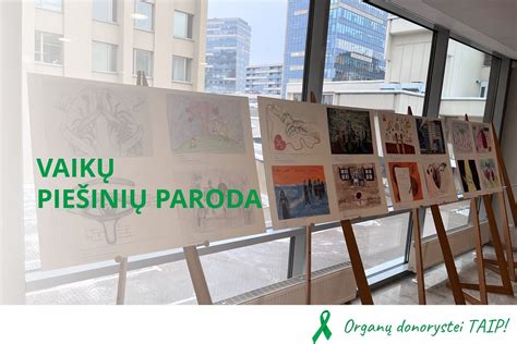 vaikų piešinių paroda stende