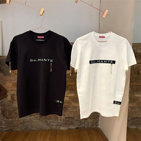 Moters siluetas su kūdikiu ir verslo aplinkos elementais, simbolizuojantis karjeros ir šeimos derinimo iššūkius