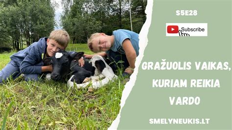 vaikas, kuriam tepamas kremas ant kaklo