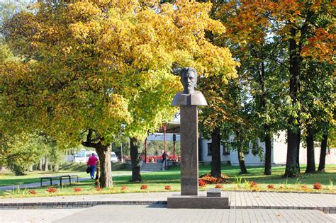 dr. J. Basanavičiaus ir dr. V. Kudirkos paminklai Vilkaviškyje