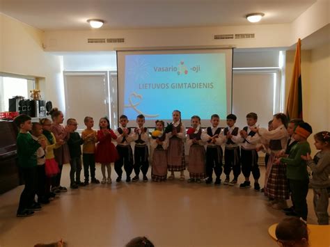 Vaikai darželyje dainuoja Lietuvos himną