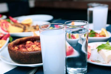 Agnucaston tablečių pakuotė ir stiklinė vandens