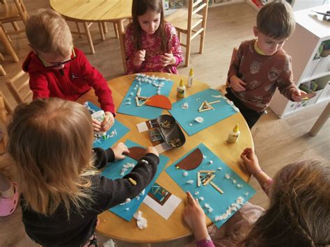 Ikimokyklinio amžiaus vaikų grupė, užsiimanti kūrybine veikla