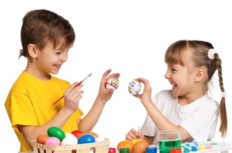 Vaikai, švenčiantys Velykas ir marginantys kiaušinius