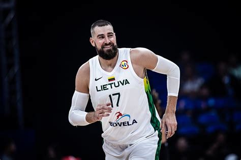 Jonas Valančiūnas su sūnumi Jonuku krepšinio rungtynėse