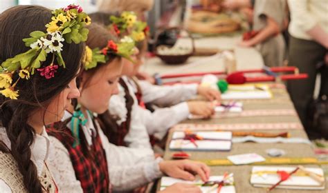 Vaikų, dalyvaujančių tradicinių amatų užsiėmimuose, iliustracija