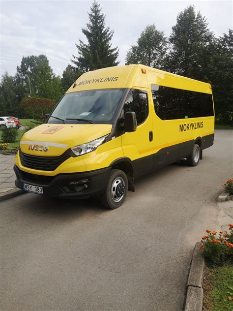 Mokyklinis autobusas ir studentai