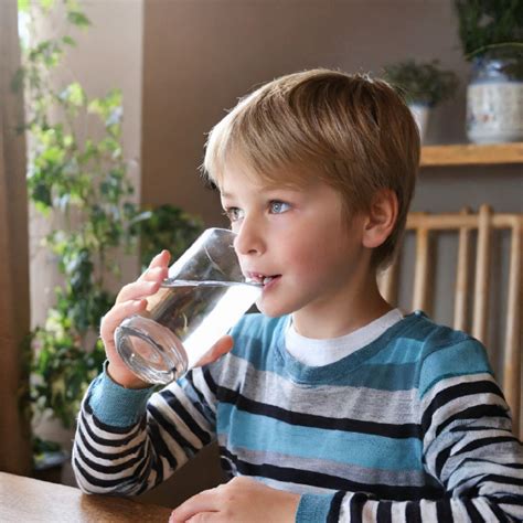 Vaikas, geriantis vandenį