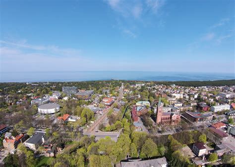 Raudondvario miestelio panorama su mokyklos pastatu