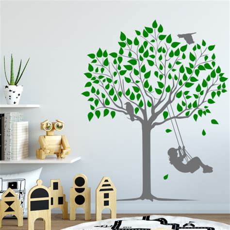 Vaikas klijuojantis sienų lipduką