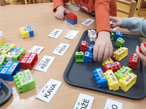 Vaikai kartu dėliojantys dėlionę