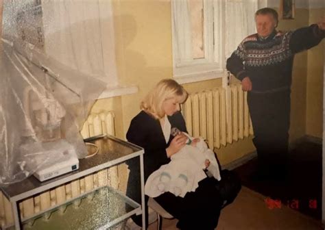 Tėvai su vežimėliu pametinukams pasivaikščiojimo metu