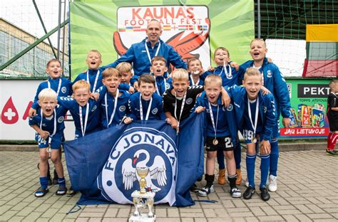 Vaikų komanda Cornhole turnyro metu