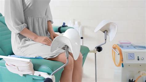 Moters reprodukcinės sistemos diagrama, rodanti kiaušialąstės implantaciją gimdos sienelėje