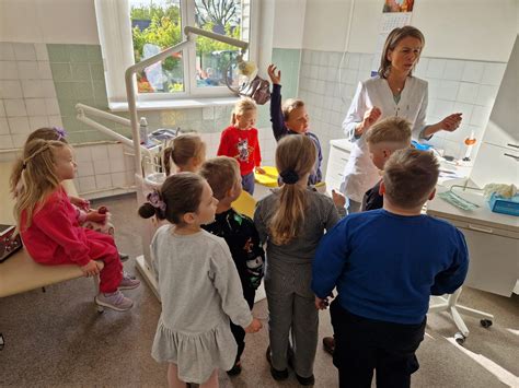 Vaikai mokosi valytis dantukus su specialistu darželyje