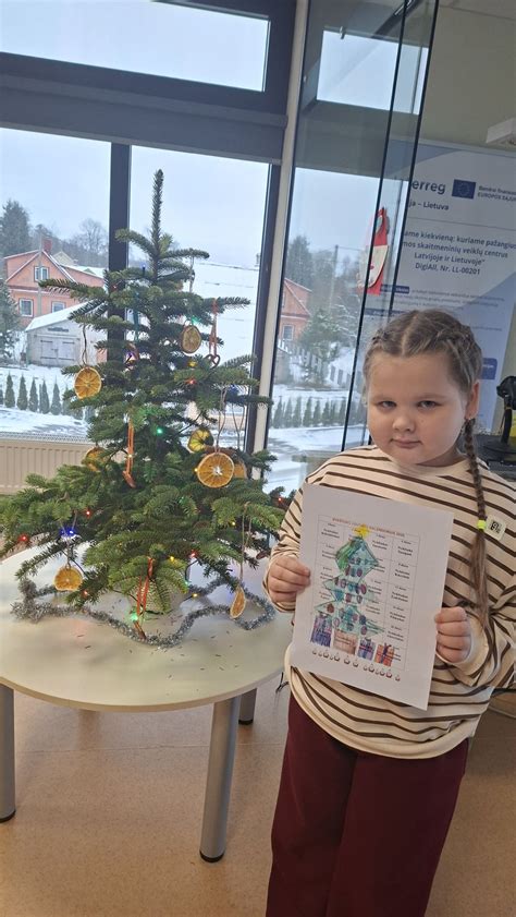 vaikas spalvinantis eglutės žaisliuką