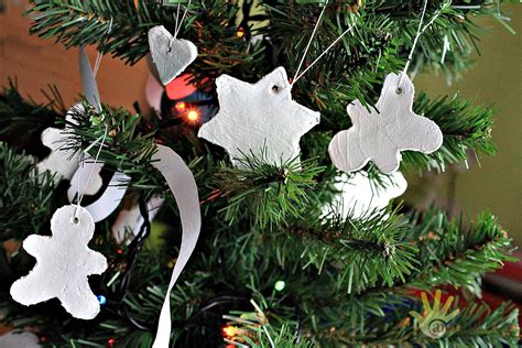 vaikai gamina eglutės žaisliukus iš šiaudų