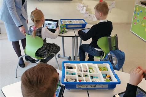 vaikas žaidžia su planšete