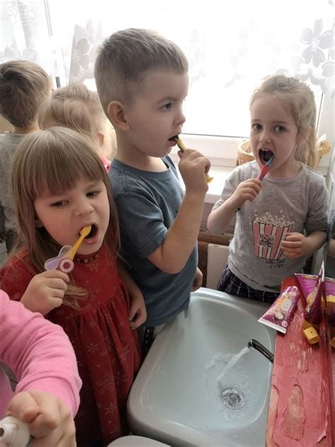 vaikas žaidžia interaktyvų žaidimą apie dantukus