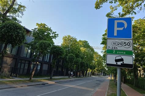 Automobilių ir elektromobilių parkavimo vietos