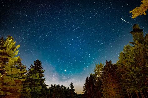 Nakties dangus su ryškiomis žvaigždėmis ir mėnuliu