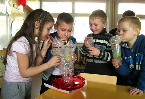 Vaikai atlieka mokslo eksperimentus