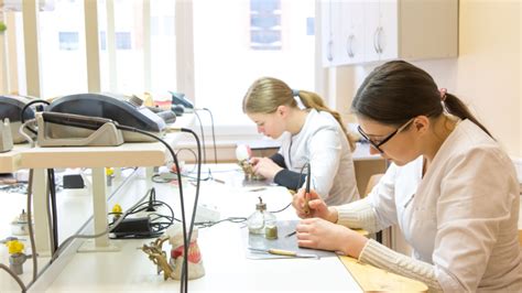 Studentai, laikantys manualinių gebėjimų patikrinimo testą