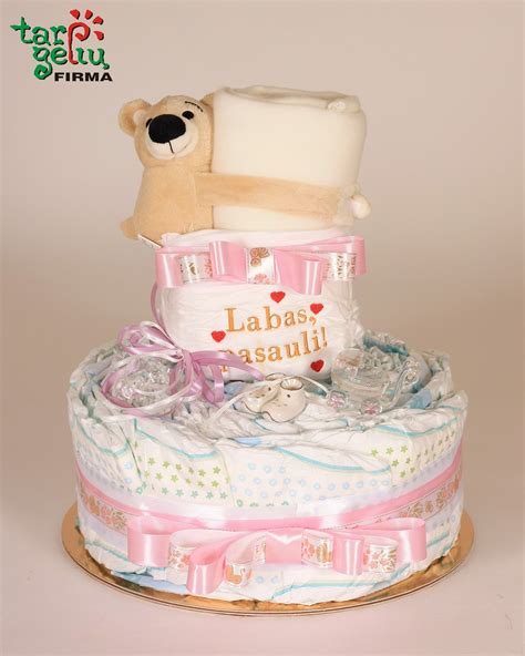 pampersų tortas ant stalo