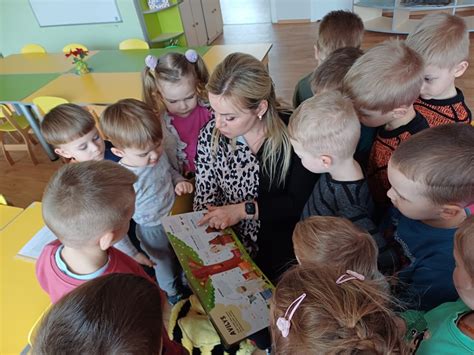 Vaikai, diskutuojantys apie perskaitytą pasaką su tėvais