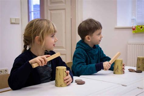 vaikai muzikos pamokoje su instrumentais