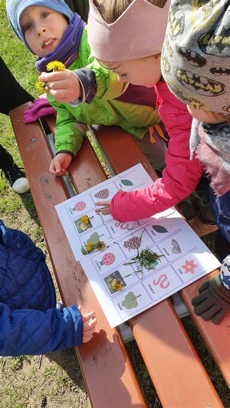 vaikai tyrinėja gamtą darželio kieme