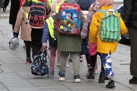 Vaikai laukiantys eilėje į darželį