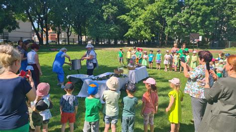 Vaikų žaidimai darželio kieme