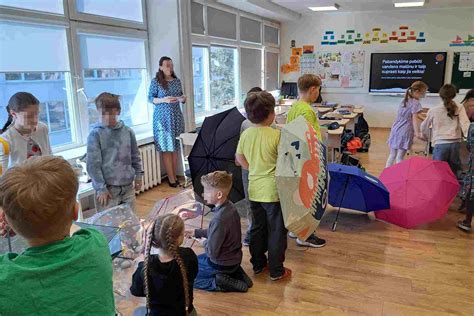 vaikai dalyvaujantys edukaciniame žaidime