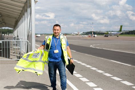Oro uosto darbuotojas tvarkantis bagažą