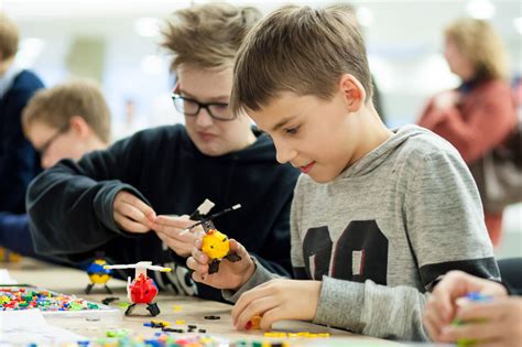 vaikai atlieka užduotį naudodami išmaniuosius robotus