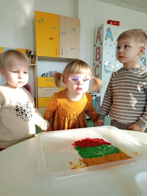 vaikai tirpdo ledą su pipetėmis ir actu