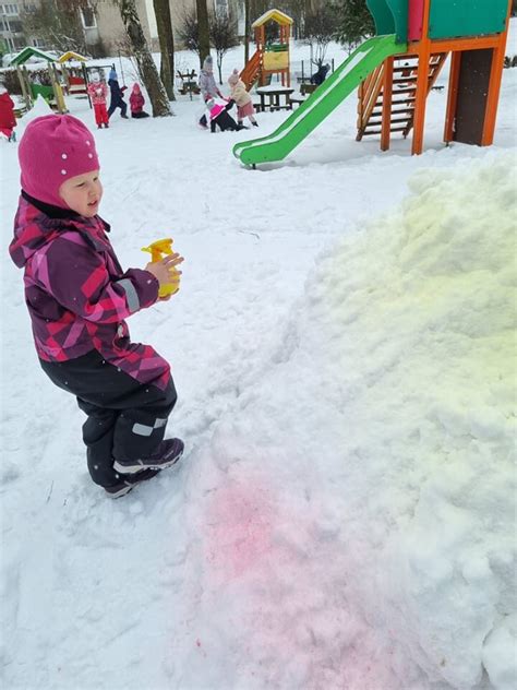 vaikai stato pilį iš sniego