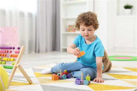 vaikas žaidžia su raidžių ir skaičių kortelėmis