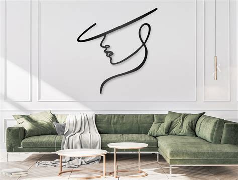 Moters siluetas, simbolizuojantis viltį ir atsinaujinimą